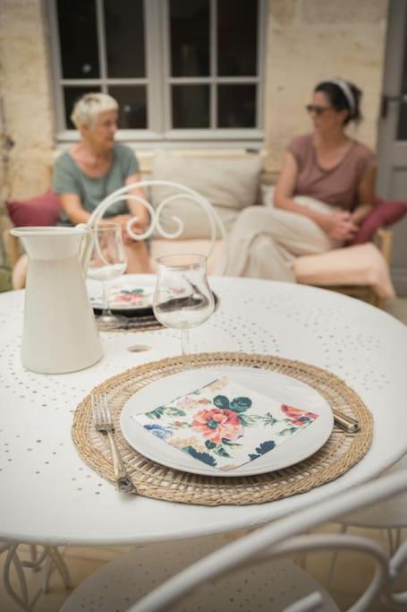 Appartement Avec Son Patio Dans Centre Historique De Bourg Exteriör bild
