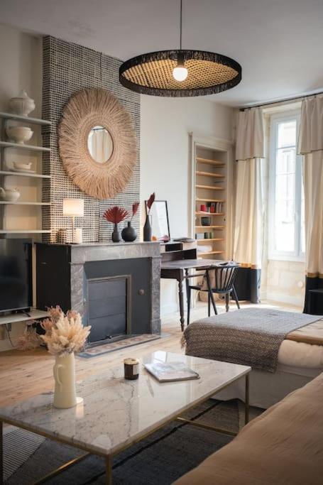 Appartement Avec Son Patio Dans Centre Historique De Bourg Exteriör bild