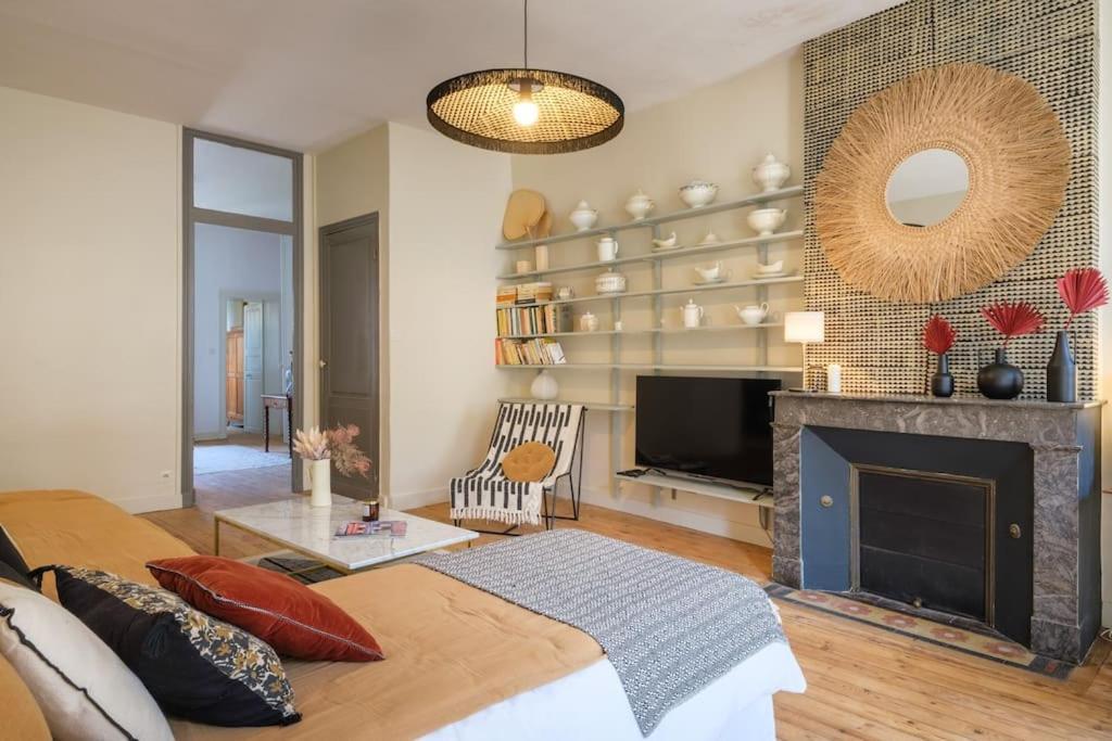 Appartement Avec Son Patio Dans Centre Historique De Bourg Exteriör bild
